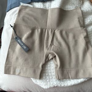 Set active Sculptflex biker shorts nude color size medium, new w tags never worn